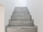 Treppe zur Wohnung - Top Lage und Wohnqualität auf Neubau-Niveau ohne Neubaupreis!