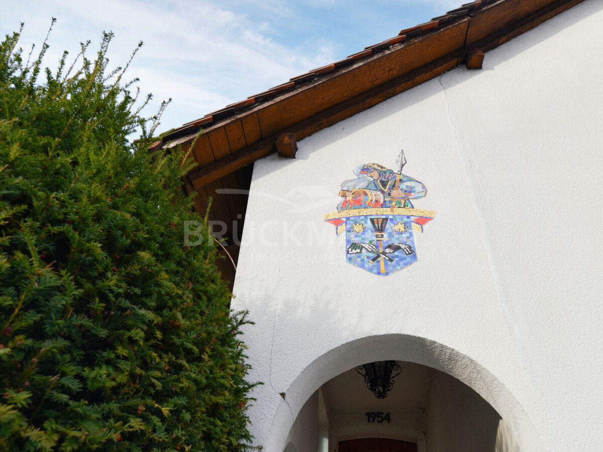 Hauseingang mit Wappen
