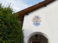 Hauseingang mit Wappen