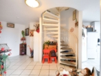 Wendeltreppe zum Level 2 - Stadtleben mit Ausblick: Extravagante Maisonettewohnung mit Dachterrasse & zwei Stellplätzen