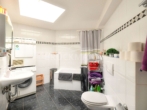 Badezimmer (Level 2) - Stadtleben mit Ausblick: Extravagante Maisonettewohnung mit Dachterrasse & zwei Stellplätzen