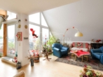 Blick ins Wohnzimmer - Stadtleben mit Ausblick: Extravagante Maisonettewohnung mit Dachterrasse & zwei Stellplätzen