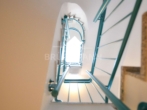 Treppenhaus - Stadtleben mit Ausblick: Extravagante Maisonettewohnung mit Dachterrasse & zwei Stellplätzen