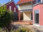 überdachte Terrasse - Weinstraße & Feldrandlage: Großartiges Einfamilienhaus mit Garten und Ausblick!