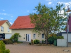 Straßenansicht - Weinstraße & Feldrandlage: Großartiges Einfamilienhaus mit Garten und Ausblick!