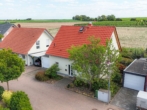 Luft-Perspektive - Weinstraße & Feldrandlage: Großartiges Einfamilienhaus mit Garten und Ausblick!