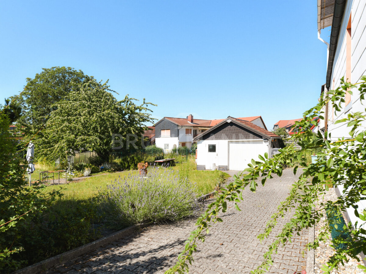 Einfahrt mit Garage
