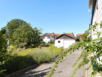 Einfahrt mit Garage