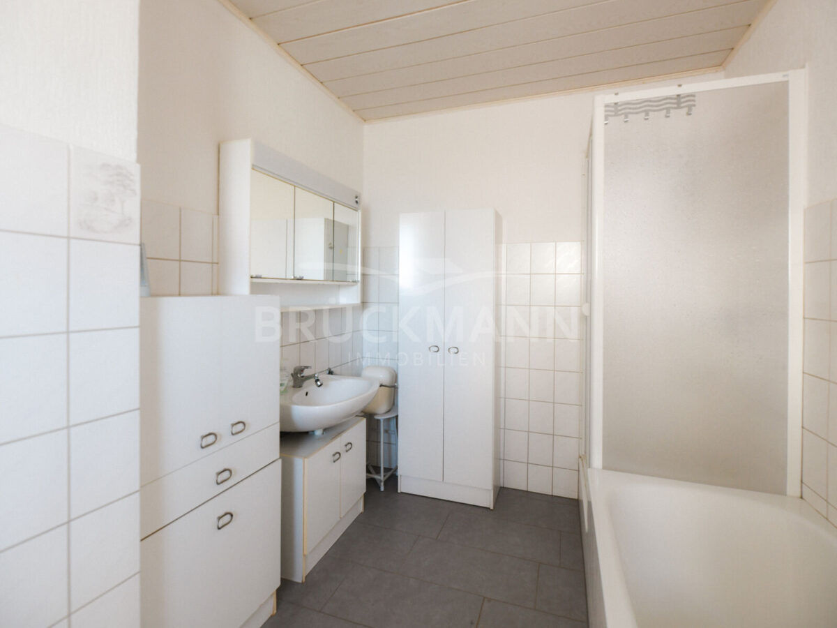 Badezimmer (EG)