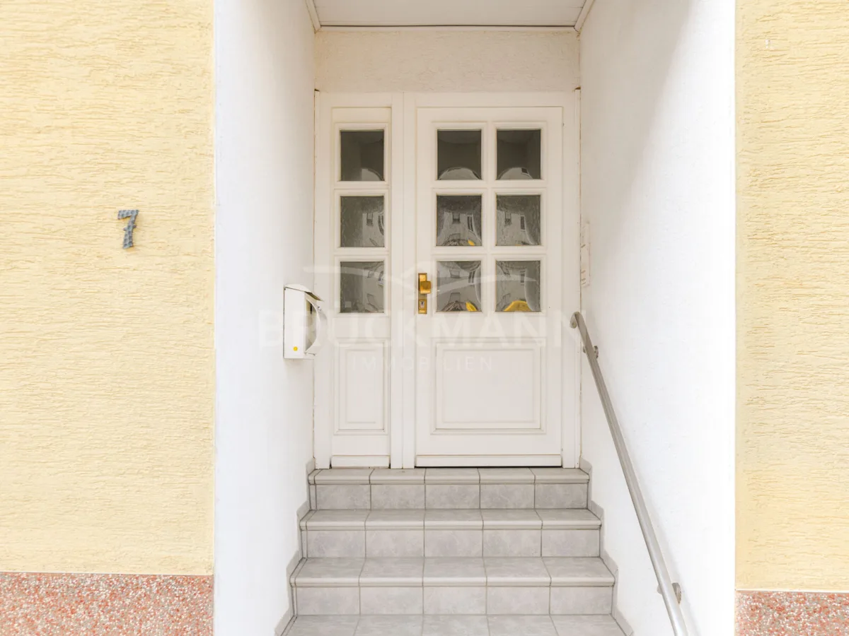 Hauseingang straßenseitig