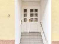 Hauseingang straßenseitig