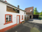Blick zur Scheune mit Carport - Liebevoll modernisierter Altbau mit Scheune & großem Garten am Pfälzer-Wald