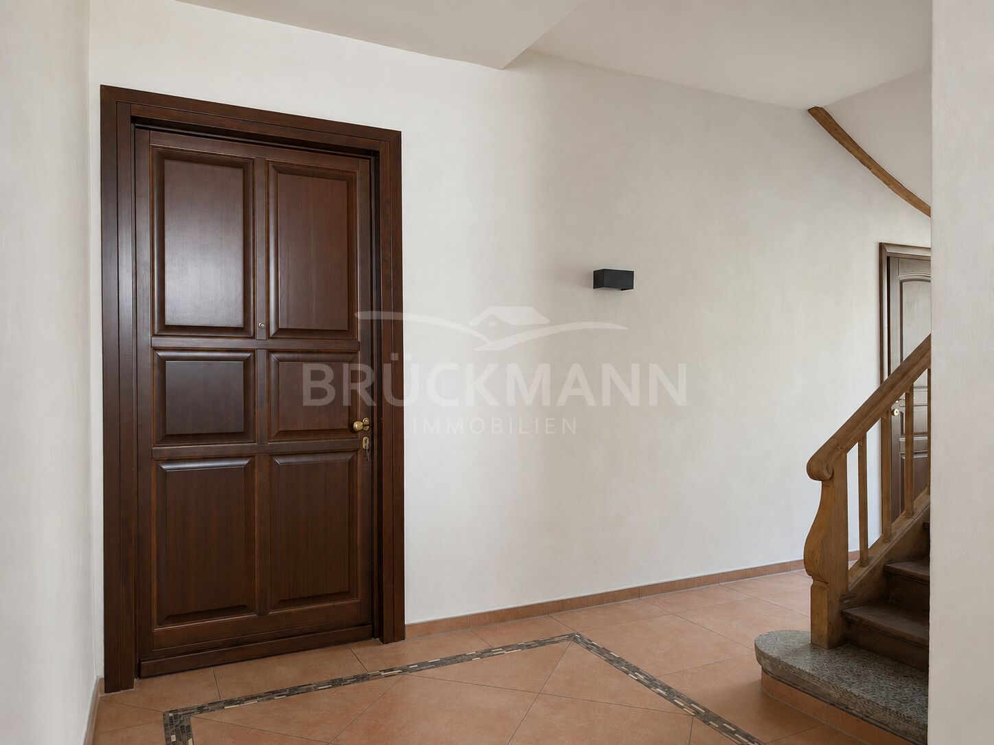 Wohnungstür und Treppenhaus