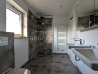 mit Dusche und Wanne