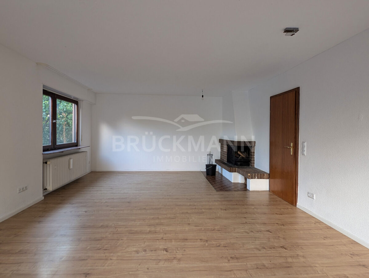 Wohnzimmer mit Kamin...