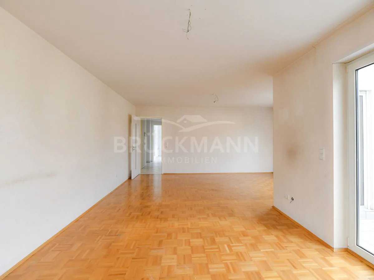 heller Wohnbereich mit Balkon