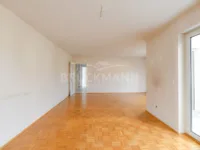 heller Wohnbereich mit Balkon