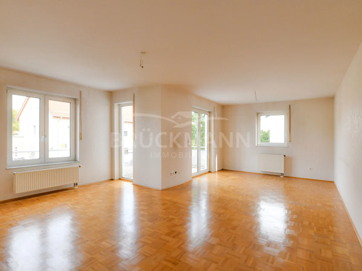 heller Wohnbereich mit Balkon