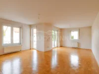 heller Wohnbereich mit Balkon