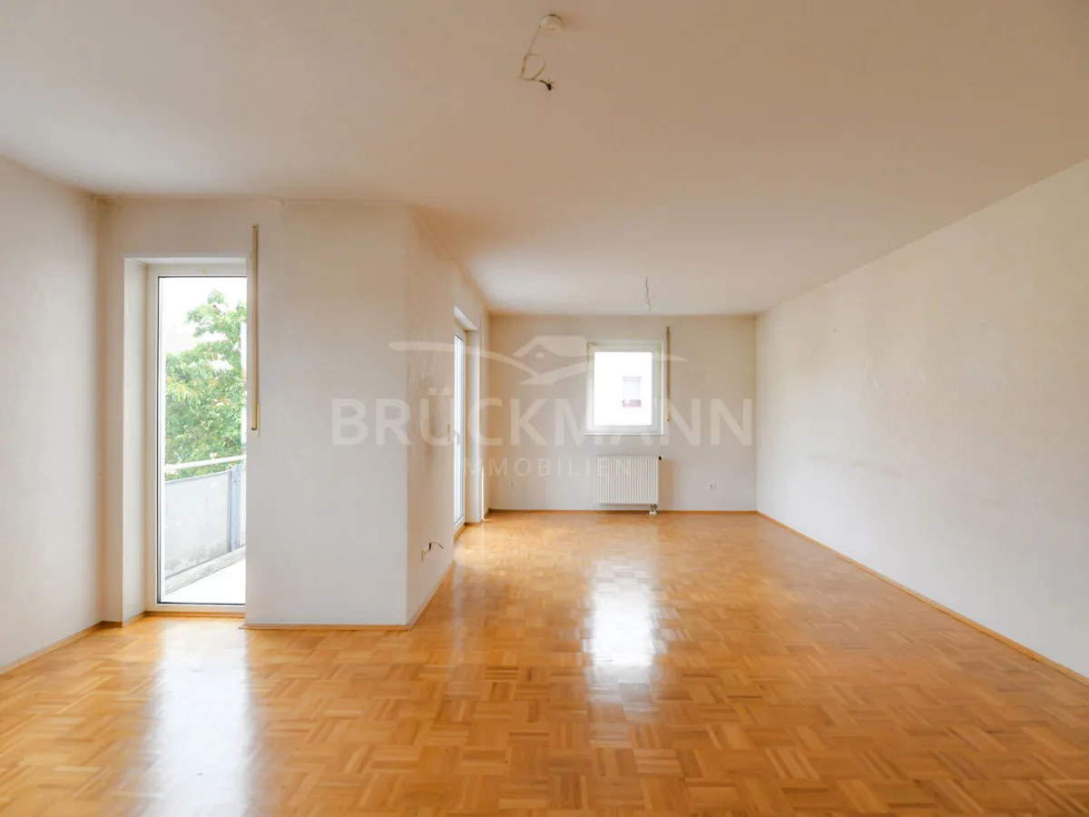 heller Wohnbereich mit Balkon