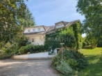 Anblick Nordfassade... - Luxus im Grünen: Repräsentative Weinstraßen Villa mit parkartigem Garten in Ortsrandlage