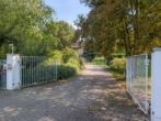 Das Tor zum Anwesen - Luxus im Grünen: Repräsentative Weinstraßen Villa mit parkartigem Garten in Ortsrandlage