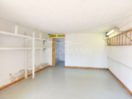 großzügige Garage mit Rolltor