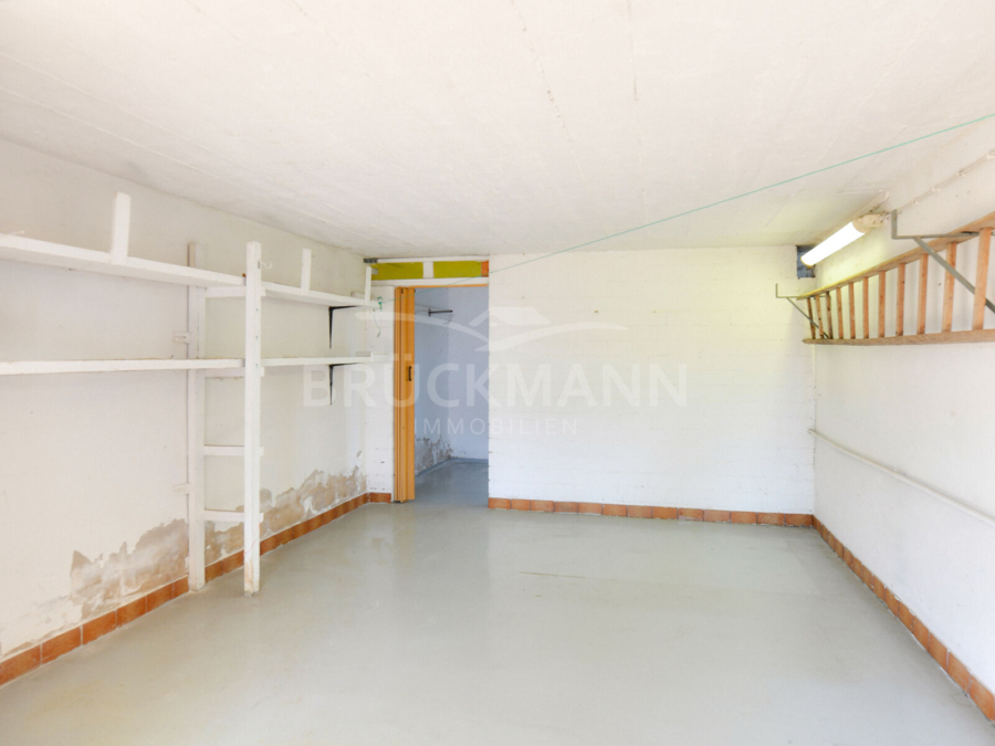 großzügige Garage mit Rolltor
