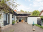 Terrasse mit überd. Loggia - Freiraum genießen: Bungalow mit großzügigem Garten, Koiteich & Doppelgarage