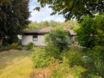 Anblick Westfassade - Freiraum genießen: Bungalow mit großzügigem Garten, Koiteich & Doppelgarage