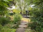 Gartenteich... - Freiraum genießen: Bungalow mit großzügigem Garten, Koiteich & Doppelgarage