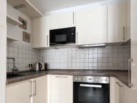 moderne Einbauküche mit Geräten