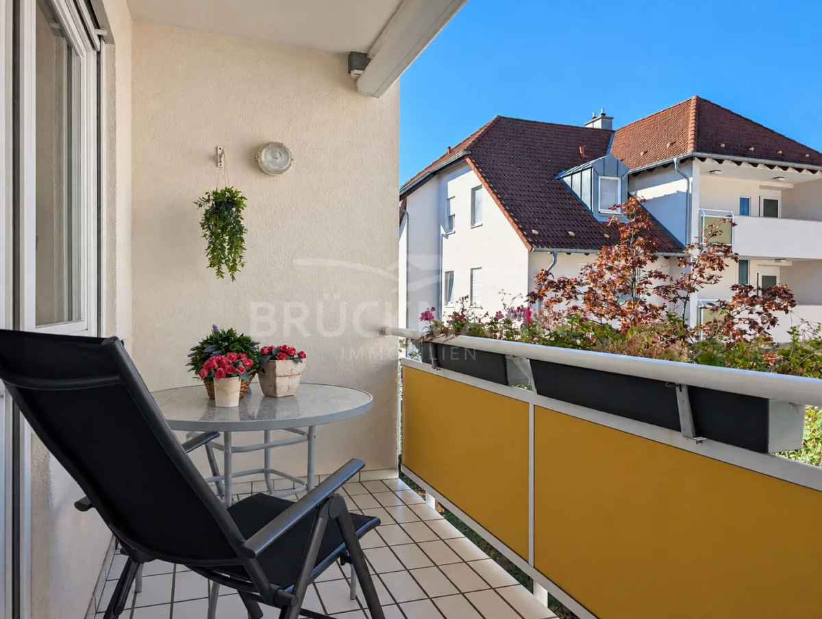 ruhige Loggia mit Blick ins Grüne
