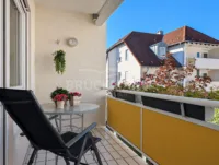 ruhige Loggia mit Blick ins Grüne