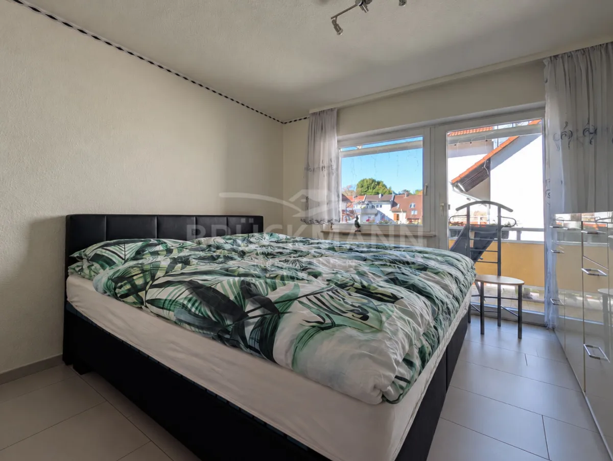 Schlafzimmer mit Zugang zur Loggia