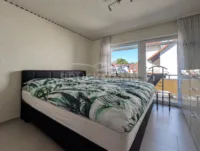 Schlafzimmer mit Zugang zur Loggia