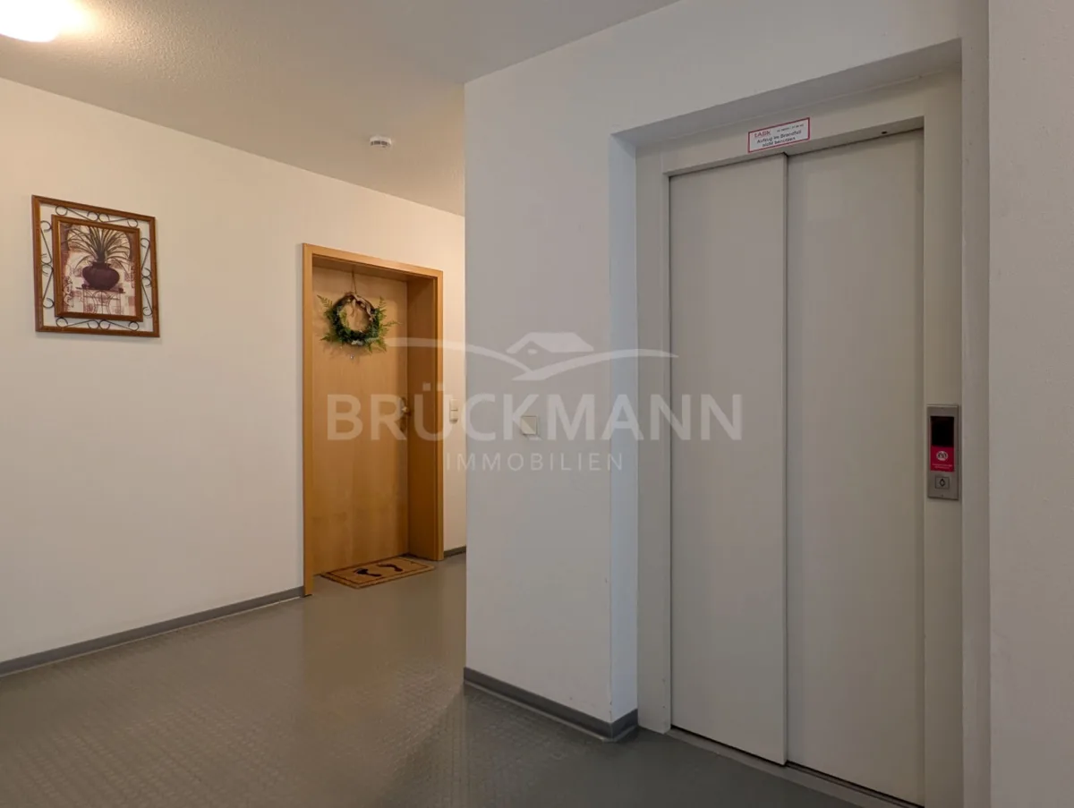 Aufzug und Wohnungstür