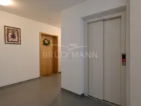 Aufzug und Wohnungstür