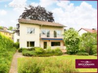 Hausansicht mit Garten