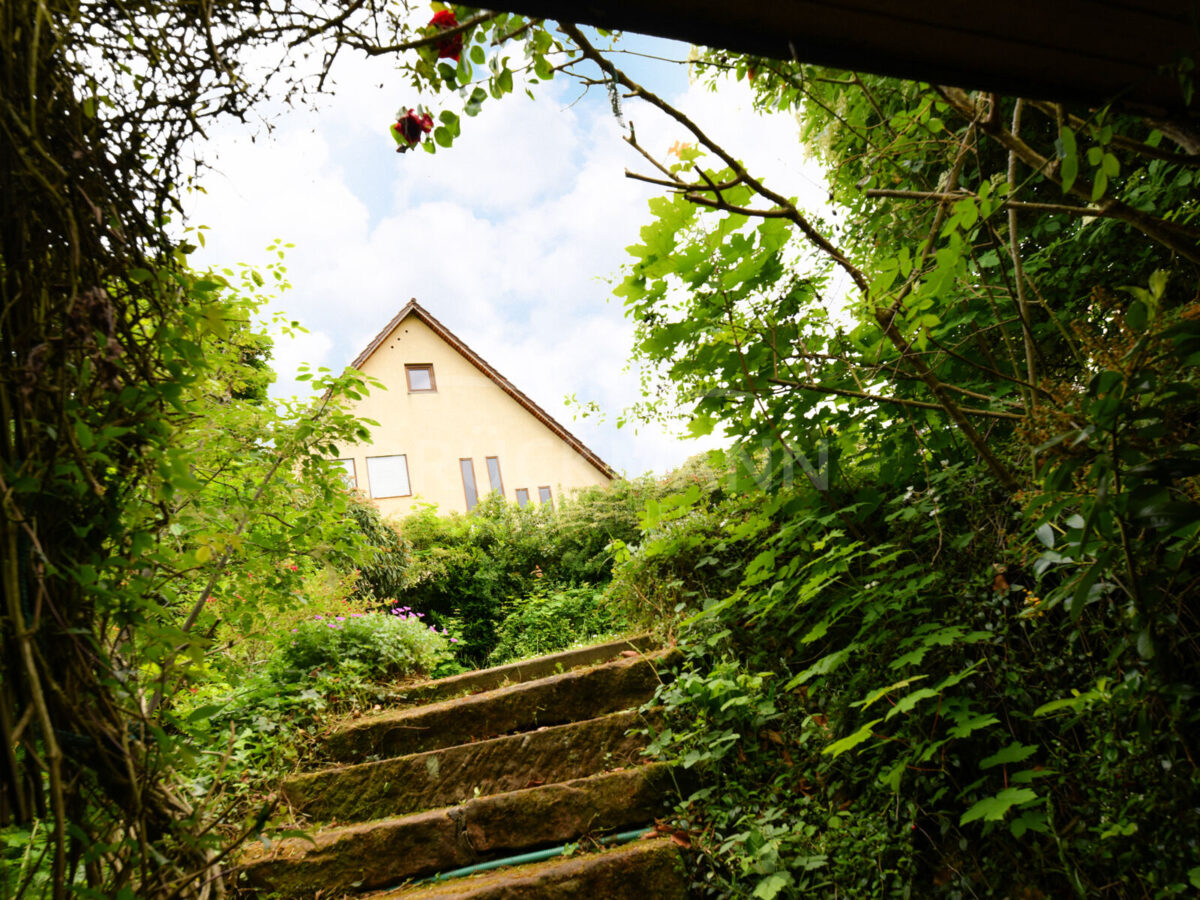 Treppe von Carport zu Garten
