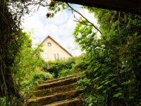 Treppe von Carport zu Garten