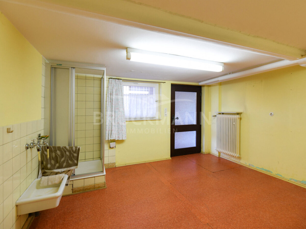 Kellerraum 2 mit Zugang zum Carport