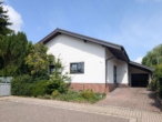 Straßenansicht - Grün & zentral: Freistehendes Einfamilienhaus mit großem Garten und kurzen Fußwegen zum Alltag