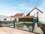 Blick auf den Gartenteich - Sichere Rendite: Gepflegtes Mehrfamilienhaus mit 3 vermieteten Einheiten in Hettenleidelheim