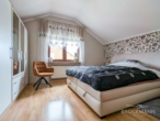 Schlafzimmer Whg. 3 (DG) - Sichere Rendite: Gepflegtes Mehrfamilienhaus mit 3 vermieteten Einheiten in Hettenleidelheim