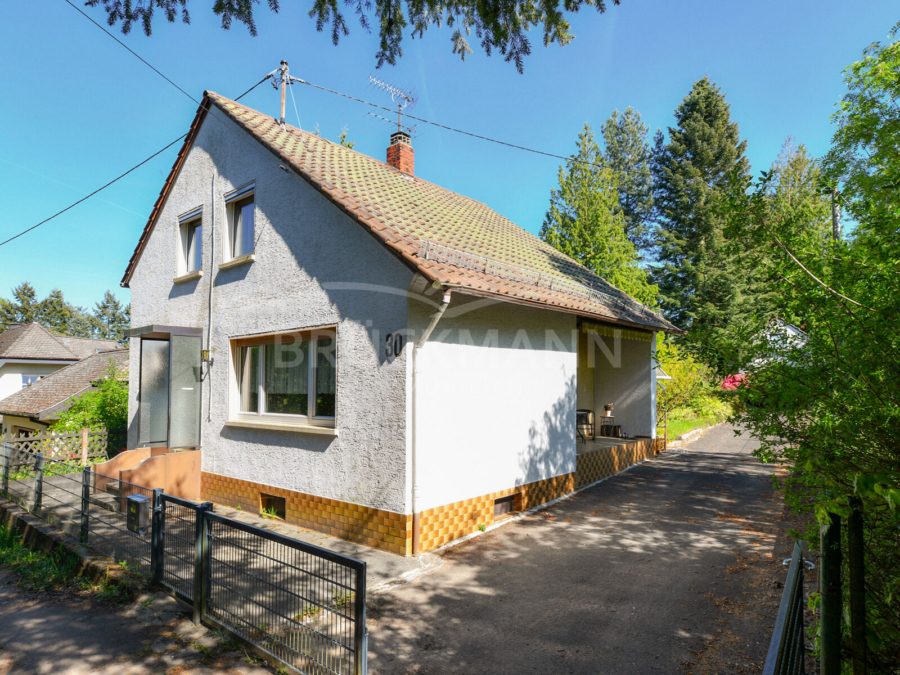 Hausansicht mit Einfahrt