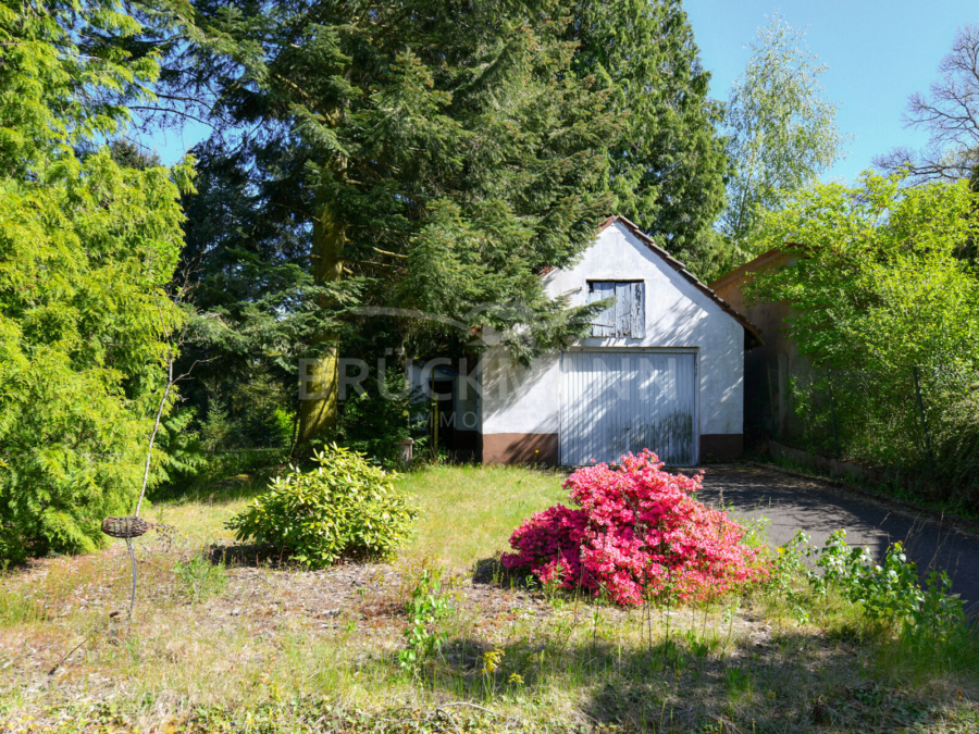 Garten mit Nebengebäude