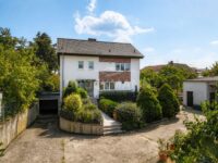 Hausansicht mit Einfahrt