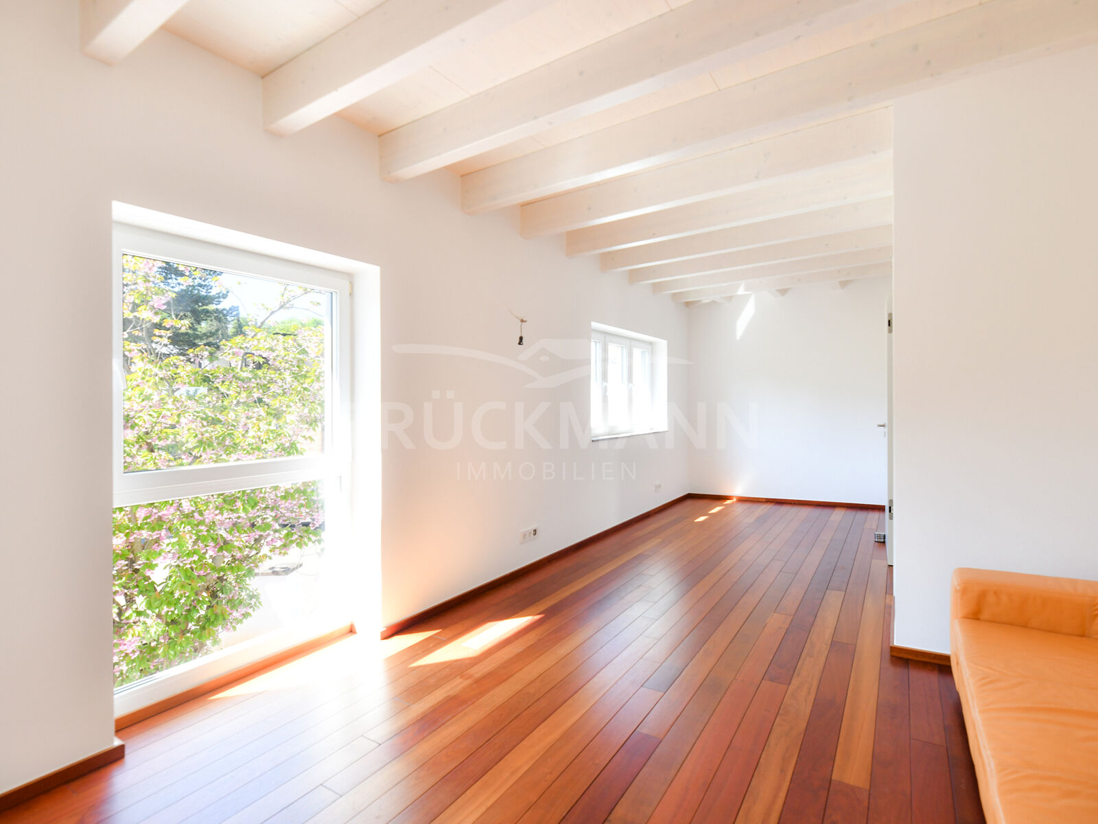 großzügiges Schlafzimmer