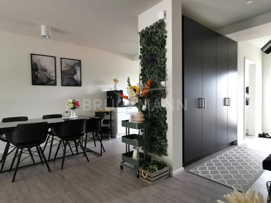 Blick zu Essbereich & Garderobe
